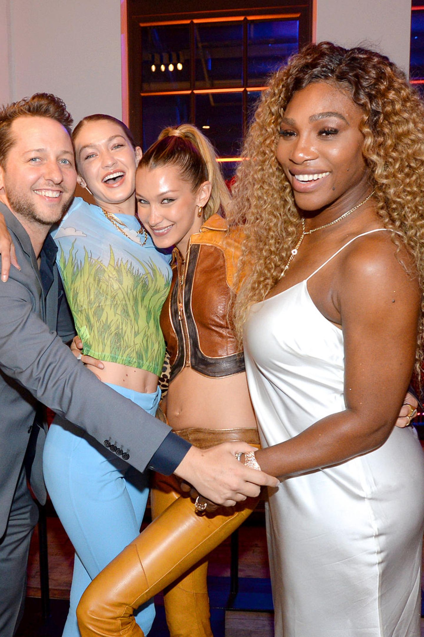Vom Tennisplatz zur Fashion Week: Serena Williams feiert mit den Hadid-Schwestern und Derek Blasberg und tauscht dafür das Tennisoutfit gegen ein schickes Abendkleid. 