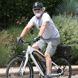 Hätten Sie ihn erkannt? Ausstaffiert und im Undercover-Look fährt Schauspieler Kurt Russell mit dem E-Bike durch Los Angeles.
