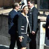 Traditionell erscheinen die royalen Gäste an diesem Tag in schwarz-weißer Kleidung. Die dunkle Kastenjacke mit hellen Einfassungen und Schleifenverschluss, die Victoria gewählt hat, trägt die schwedische Kronprinzessin bereits zur Parlamentseröffnung 2011, als sie mit Prinzessin Estelle schwanger ist. Auch als 2015 Prinz Oscar unterwegs ist, kommt die Jacke zum Einsatz.
