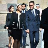 Prinzessin Victoria und Prinz Daniel sind - gefolgt von Prinzessin Sofia und Prinz Carl Philip - auf dem Weg in die Schlosskirche Storkyrkan. Dort wird die Parlamentseröffnung mit einem feierlichen Gottesdienst eingeläutet.