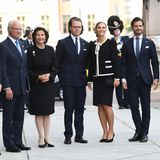 Die schwedische Königsfamilie posiert für ein Gruppenbild.
