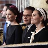 In der Schlosskirche nehmen Daniel und Victoria nehmen Carl Philip und Sofia Platz.