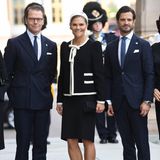 Prinz Daniel, Prinzessin Victoria und Prinz Carl Philip lächeln in die Kamera.