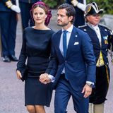 Weiter geht's zum Parlamentsgebäude Riksdag. Prinzessin Sofia und Prinz Carl Philip halten bei ihrer Ankunft ganz romantisch Händchen.