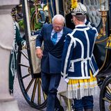 König Carl Gustaf steigt aus der Kutsche.