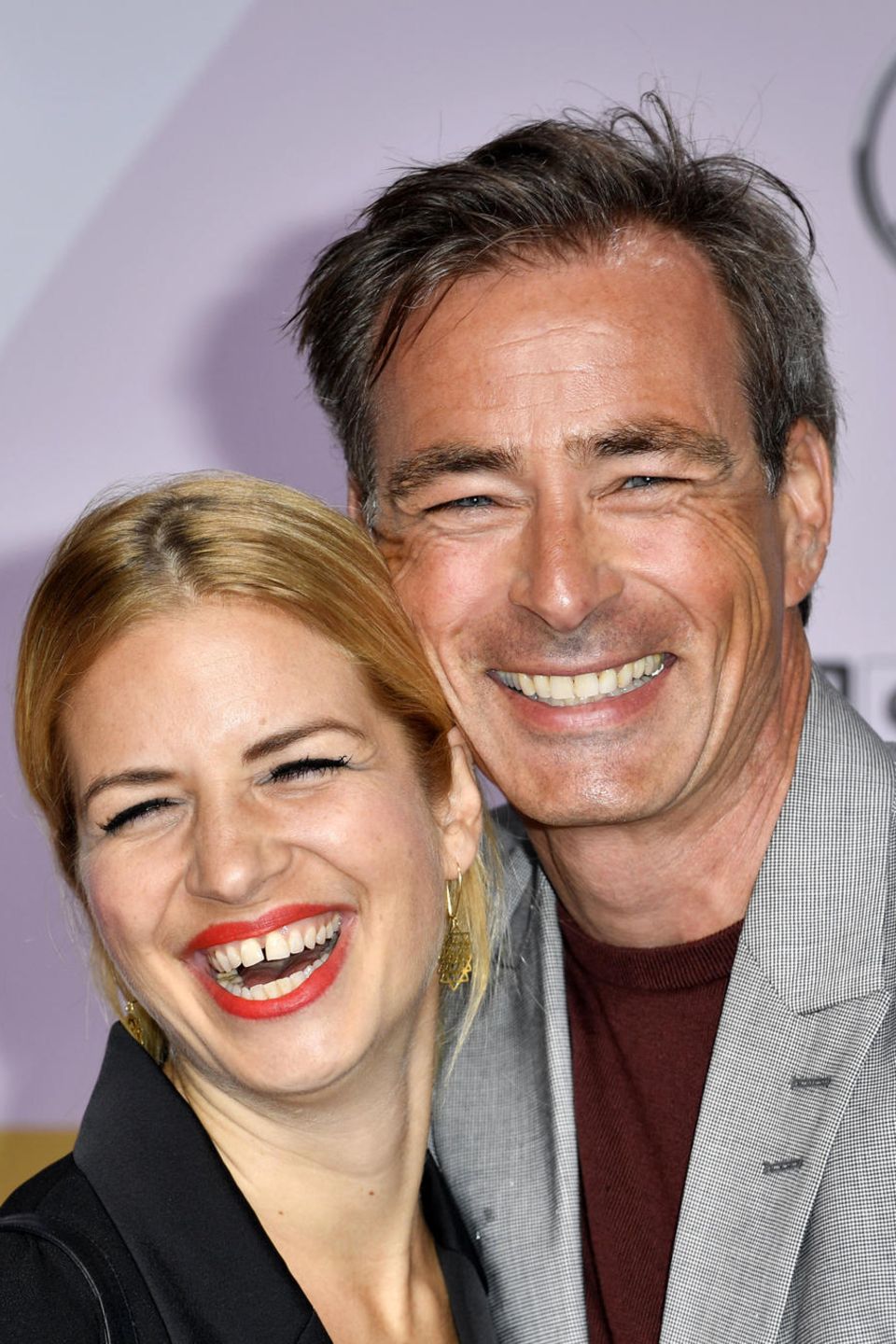 9. September 2019 Gute Laune bringen Susan Sideropoulos und Jan Sosniok mit zu den "First Steps Awards", die zum 20. Mal in Berlin stattfinden. Der Nachwuchspreis wird an Absolventen deutschsprachiger Filmhochschulen verliehen. 9. September 2019 Gute Laune bringen Susan Sideropoulos und Jan Sosniok mit zu den "First Steps Awards", die zum 20. Mal in Berlin stattfinden. Der Nachwuchspreis wird an Absolventen deutschsprachiger Filmhochschulen verliehen.