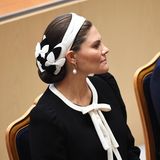 Als Prinzessin Victoria im Riksdag Platz nimmt und der Rede ihres Vaters lauscht, zeigt sich auch ihr hübscher Haarschmuck.