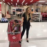 Eigentlich ist für Mariah Carey nur das Beste gut genug. Umso überraschender ist es die Pop-Diva abseits des Glamours beim Shopping in einem Schnäppchen-Supermarkt anzutreffen. Dies war übrigens der Wunsch ihrer Tochter, die sich ziemlich bodenständig einen Einkaufsbummel mit Mama bei "Target" gewünscht hat.
