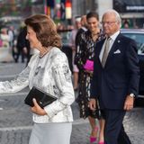 Königin Silvia und König Carl Gustaf erreichen die Musikhalle.