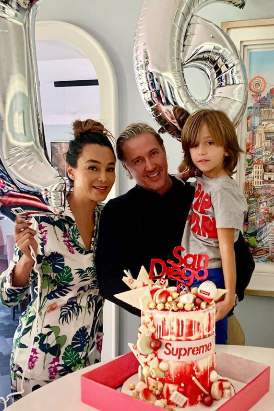 10. September 2019 Gleich gibt's eine Überraschung im Hause Pooth! Zum 16. Geburtstag von Sohn San Diego haben Verona, Franjo und Rocco eine tolle Geburtstagsparty vorbereitet. 10. September 2019 Gleich gibt's eine Überraschung im Hause Pooth! Zum 16. Geburtstag von Sohn San Diego haben Verona, Franjo und Rocco eine tolle Geburtstagsparty vorbereitet.