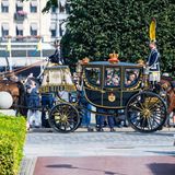 Die königlichen Kutschen fahren vor dem Riksdag vor.