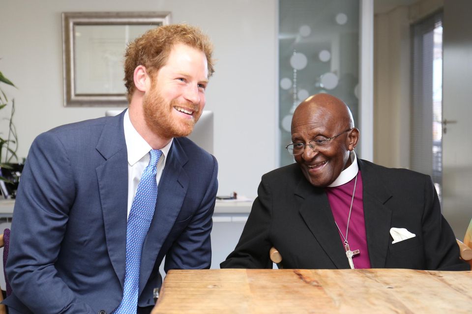 Prinz Harry und Desmond Tutu trafen bereits im November 2015 aufeinander, damals ebenfalls in Kapstadt. Im März 2014 nahmen Harry und Tutu an einem Trauergottesdienst für den verstorbenen Nelson Mandela in der Westminster Abbey teil. 