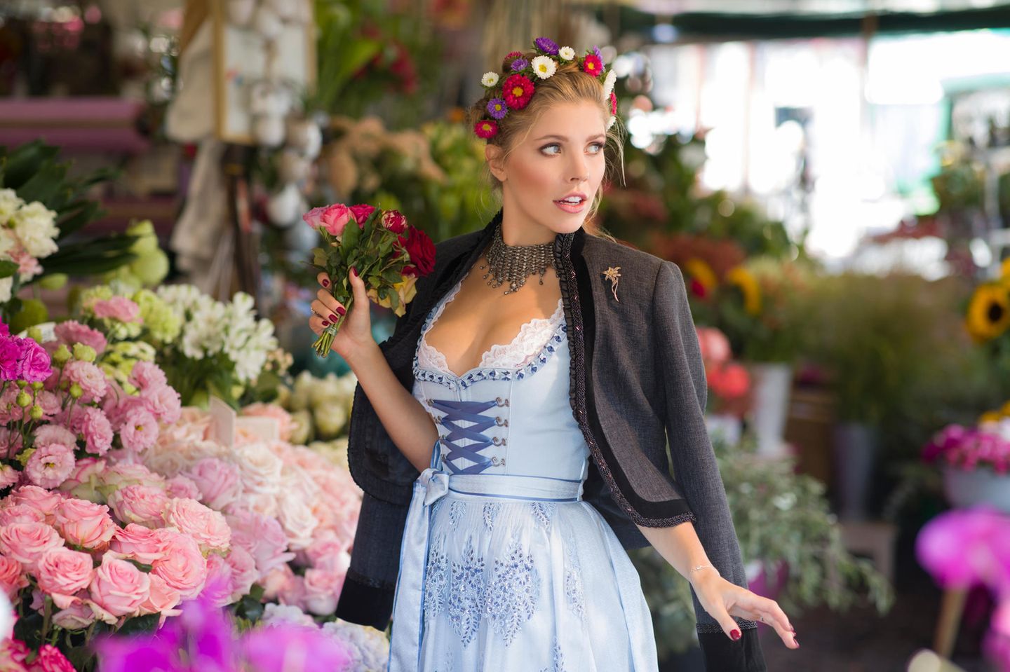 Dirndl-Outfit von Victoria Swarovski, blaues Dirndl, Blumenkranz, Jacke, Blumen