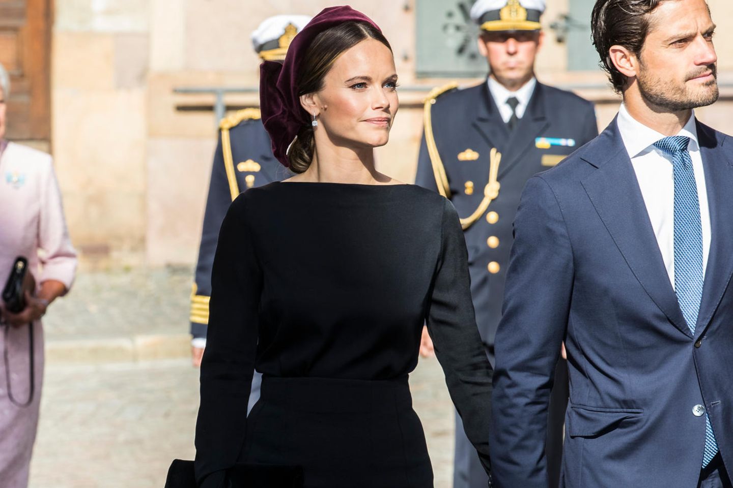Mit ihrem schwarz-dunkelroten Look erfüllt Prinzessin Sofia von Schweden nicht die Anforderungen des Protokolls.
