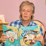Paul McCartney hat ein illustriertes Kinderbuch veröffentlicht. In "Hey Grandude!", was soviel heißt wie "Hey Opi!", erzählt der einstige Beatle Familiengeschichten - auch aus eigener Erfahrung als Opa.