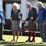 11. September 2019  Im Rahmen ihrer Schottland-Reise sind Prinz Charles und Gattin Camilla zu einer Runde Bowls, dem britischen Kugelsport, in Garlieston geladen. Als Camilla an der Reihe ist, nimmt Charles ihr aufmerksam das Täschchen ab.