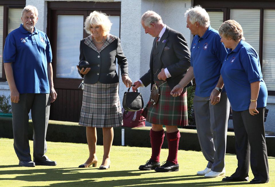 11. September 2019 Im Rahmen ihrer Schottland-Reise sind Prinz Charles und Gattin Camilla zu einer Runde Bowls, dem britischen Kugelsport, in Garlieston geladen. Als Camilla an der Reihe ist, nimmt Charles ihr aufmerksam das Täschchen ab. 11. September 2019 Im Rahmen ihrer Schottland-Reise sind Prinz Charles und Gattin Camilla zu einer Runde Bowls, dem britischen Kugelsport, in Garlieston geladen. Als Camilla an der Reihe ist, nimmt Charles ihr aufmerksam das Täschchen ab.