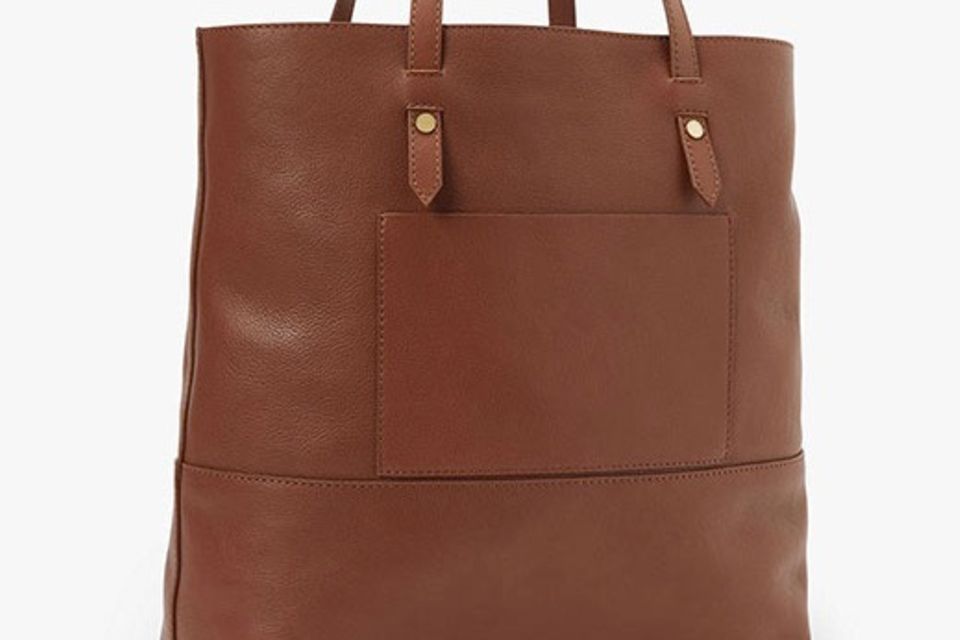 Herzogin Meghan : "Smart Set Tote Bag" aus hellbraunem Leder ist bei "John Lewis" erhältlich. "Smart Set Tote Bag" aus hellbraunem Leder ist bei "John Lewis" erhältlich.