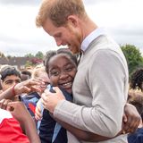 12. September 2019  Bei seinem Besuch gibt sich Prinz Harry gewohnt offen und herzlich. Die Schüler sind begeistert und nehmen den royalen Gast stürmisch in Empfang.