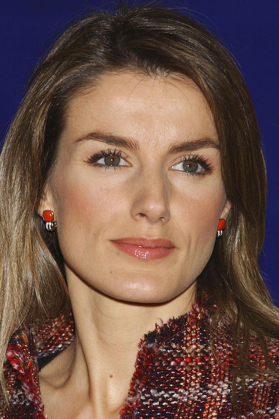 März 2005 Letizia betont besonders gerne ihr dunkelgrünen Augen mit einem Kajalstrich am unteren Lidrand. So auch beim Besuch der "Bartolome de las Casas" Awards in Madrid. März 2005 Letizia betont besonders gerne ihr dunkelgrünen Augen mit einem Kajalstrich am unteren Lidrand. So auch beim Besuch der "Bartolome de las Casas" Awards in Madrid.