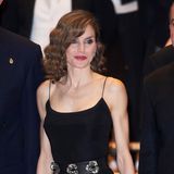 Oktober 2016  Königin Letizia präsentiert auf der XXV Musical Week in Oviedo ihr muskulösen Arme und ihre schlanke Taille. Die Haare trägt die Frau von Felipe gewellt und auf Schulterlänge. 