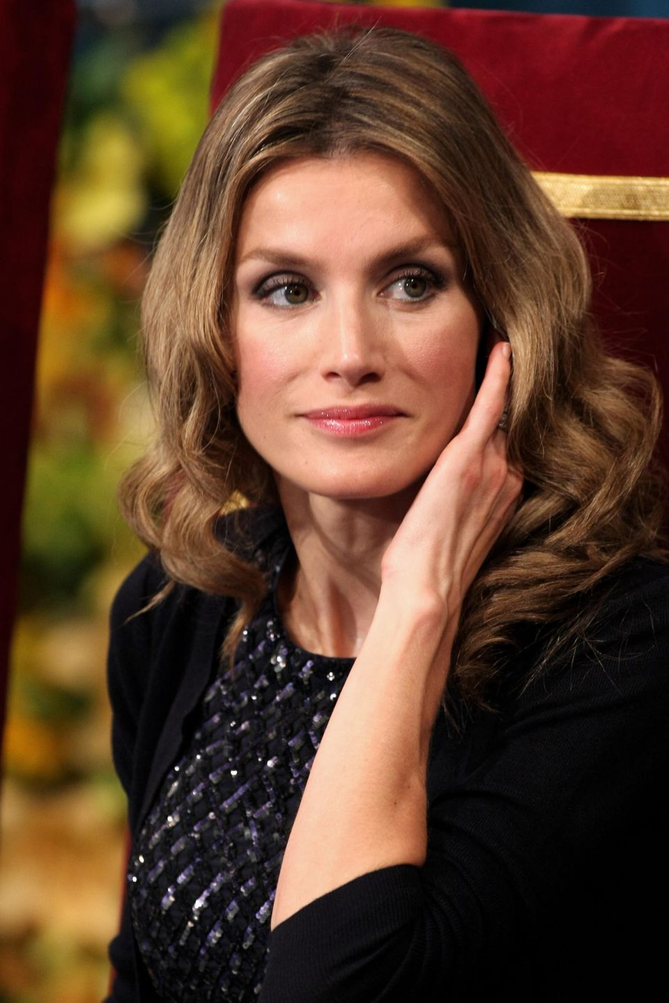 Oktober 2009 Anlässlich der Prince of Asturias Awards 2009 trägt die heutige Königin von Spanien leicht gewelltes Haar und Smokey-Eyes. Oktober 2009 Anlässlich der Prince of Asturias Awards 2009 trägt die heutige Königin von Spanien leicht gewelltes Haar und Smokey-Eyes.