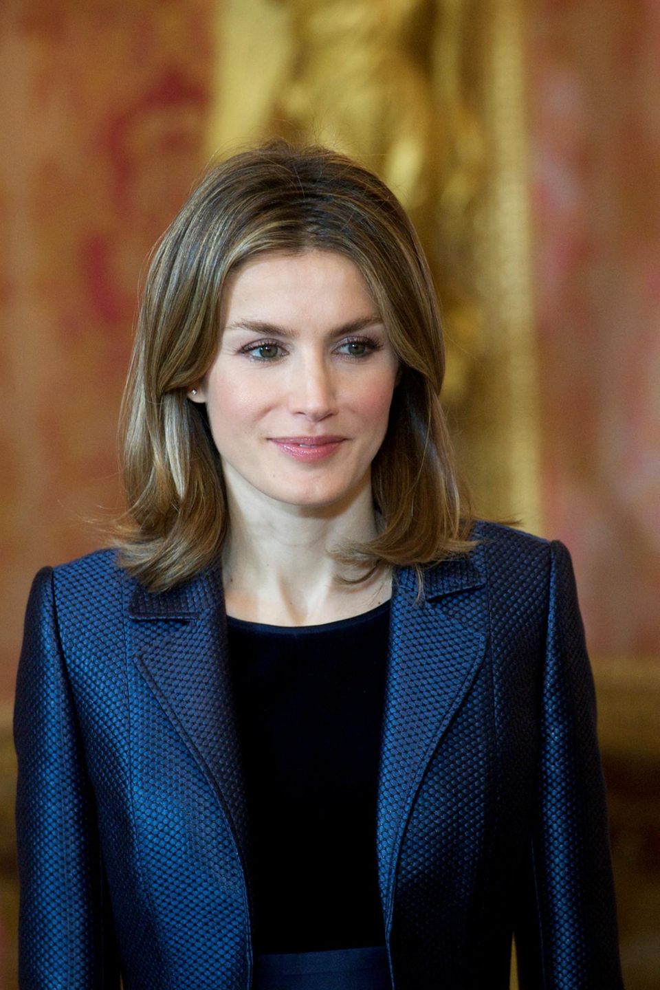 Januar 2012 Mit einem Mittelscheitel und blonden Strähnchen zeigt sich die Frau von König Felipe auf der Pascua Militär Zeremonie. Wie immer setzt Letizia auf betonte Wangen sowie einem dunklen Kajalstrich am Auge. Januar 2012 Mit einem Mittelscheitel und blonden Strähnchen zeigt sich die Frau von König Felipe auf der Pascua Militär Zeremonie. Wie immer setzt Letizia auf betonte Wangen sowie einem dunklen Kajalstrich am Auge.