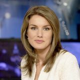 Das spanische Königshaus hat die Verlobung von Felipe und der damaligen Journalistin Letizia Ortiz Rocasolano bekannt gegeben. Die damals 31-Jährige trägt einen schrägen Mittelscheitel und ihre Haare durchgestuft und auf Schulterlänge. 