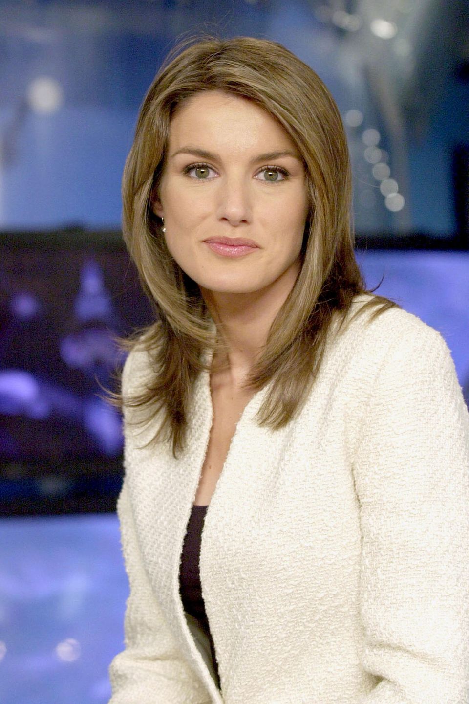 November 2003 Am 1. November 2003 hat das spanische Königshaus die Verlobung von Felipe und der damaligen Journalistin Letizia Ortiz Rocasolano bekannt gegeben. Die damals 31-Jährige trägt einen schrägen Mittelscheitel und ihre Haare durchgestuft und auf Schulterlänge. November 2003 Am 1. November 2003 hat das spanische Königshaus die Verlobung von Felipe und der damaligen Journalistin Letizia Ortiz Rocasolano bekannt gegeben. Die damals 31-Jährige trägt einen schrägen Mittelscheitel und ihre Haare durchgestuft und auf Schulterlänge.