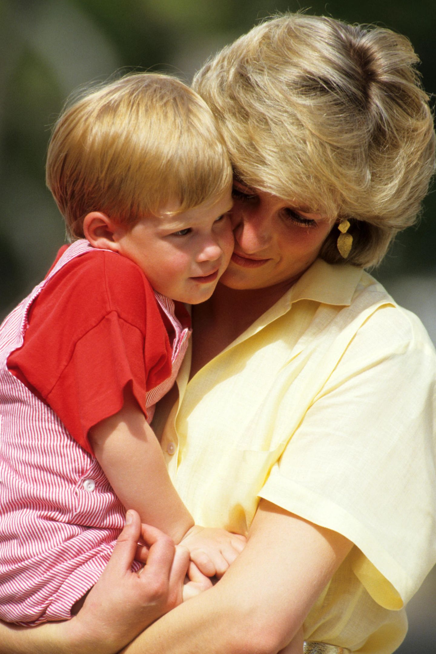 15. September 2019  Happy Birthday, Prinz Harry! Dianas Zweitgeborener feiert heute seinen 35. Geburtstag. Aus dem kleinen Prinzen, hier im Sommerurlaub 1987 auf Mallorca, ist mittlerweile selbst ein Vater geworden. Schauen Sie mit uns zurück auf die schönsten Kinderbilder von ihm und seinem großen Bruder Prinz William.
