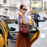 Mindestens genauso wichtig, wie ein Taxi in New York stylisch zu rufen, ist es, auch aus einem auszusteigen. Und das beherrscht Katie Holmes par excellence. In einem braunen Plisseerock und einem fliederfarbenen Wollpullover stellt die Schauspielerin ihr Gespür für Mode unter Beweis. 