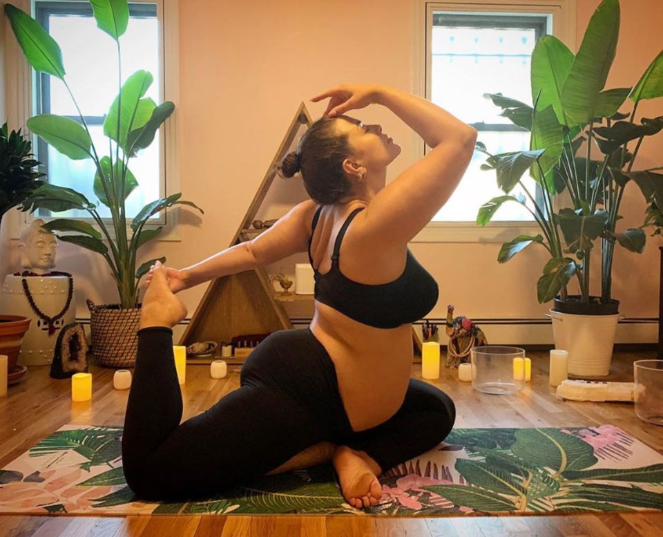Wow, dass Curvy-Model Ashley Graham auch hochschwanger noch ziemlich biegsam ist, beweist sie mit dieser anmutigen Yoga-Pose. 
