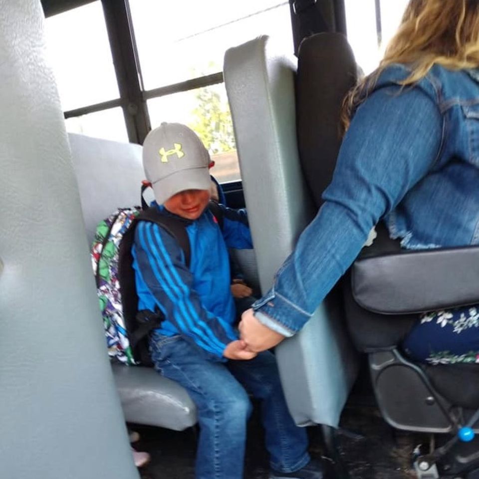 Mit dieser zuckersüßen Geste macht die Busfahrerin Axel den ersten Schultag leichter