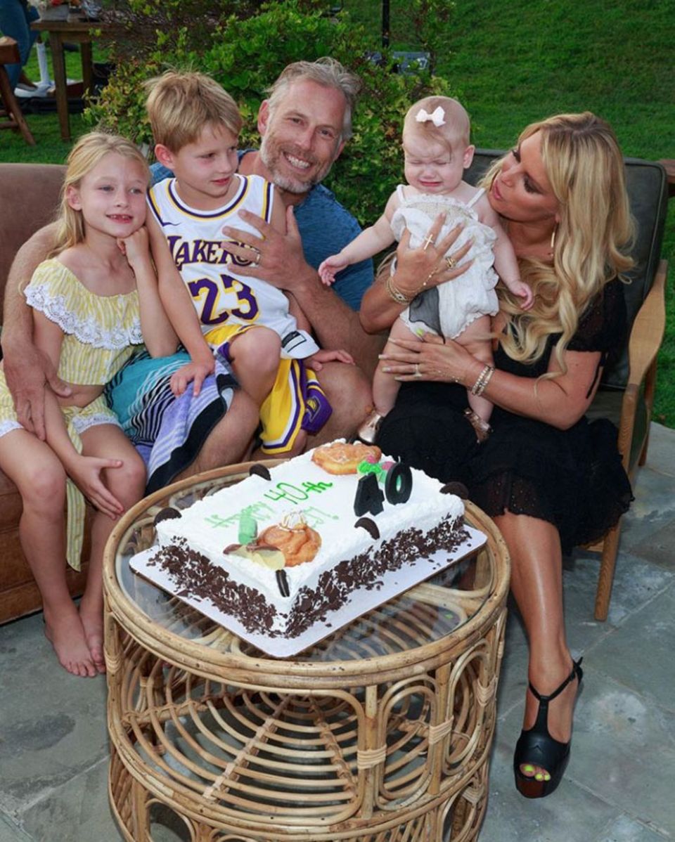 Zum 40. Geburtstag ihres Mannes Eric hat Jessica Simpson eine kleine Familien-Party vorbereitet. Und (fast) allen scheint es zu gefallen. Zum 40. Geburtstag ihres Mannes Eric hat Jessica Simpson eine kleine Familien-Party vorbereitet. Und (fast) allen scheint es zu gefallen.