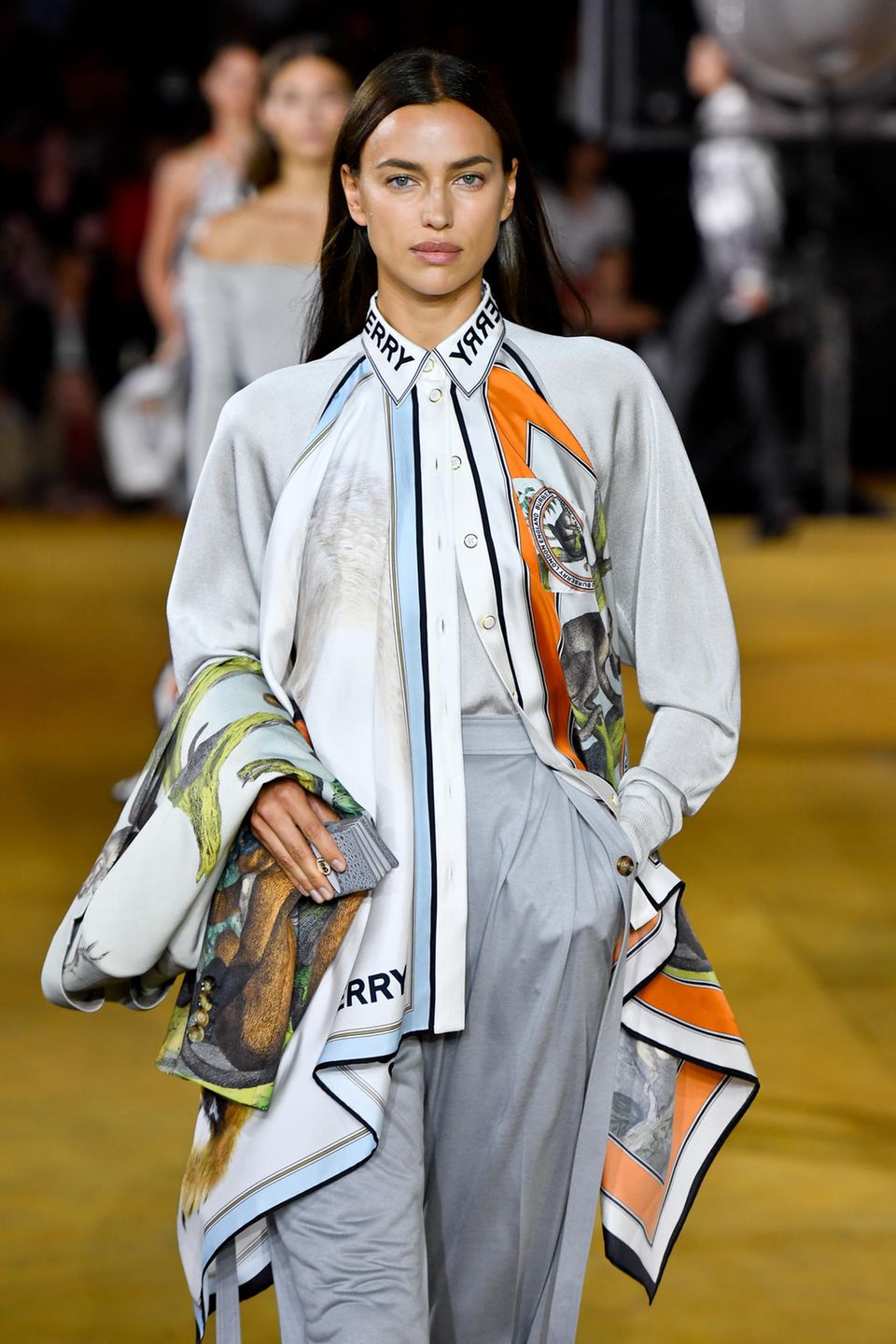 Irina Shayk präsentiert die neue Burberry-Kollektion auf der Londoner Fashion Week und sie sieht - wie immer - phänomenal aus. 