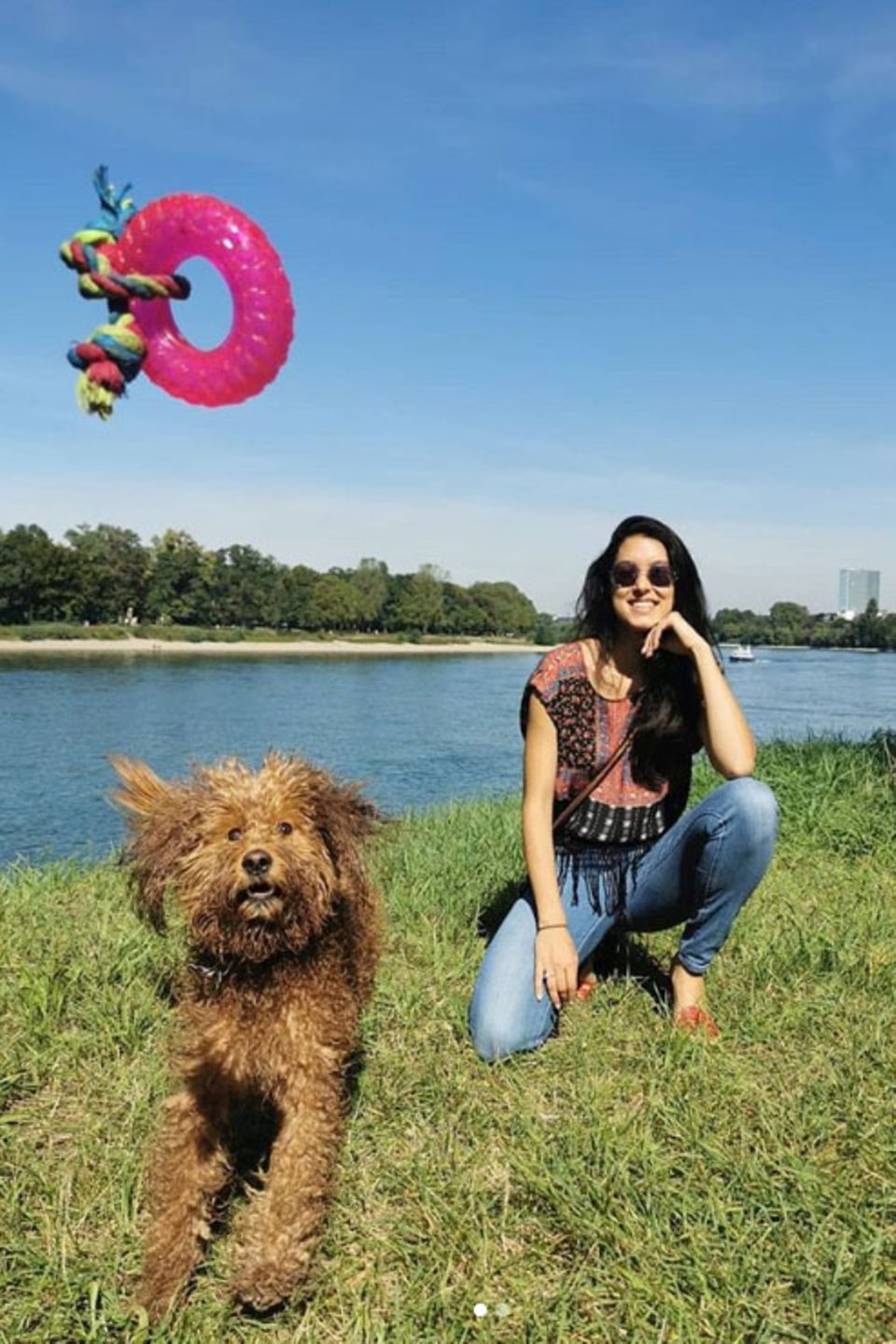 Rebecca Mir genießt die Spielstunde mit ihrer Goldendoodle-Dame Macchia.