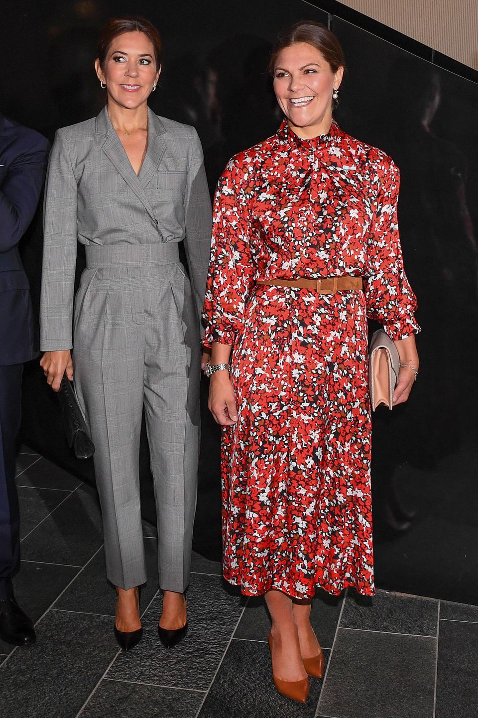 Schwedens Vorzeige-Royal trifft auf Dänemarks Fashion-Ikone: Prinzessin Mary und Prinzessin Victoria könnten während eines gemeinsamen Termins in Kopenhagen unterschiedlicher nicht aussehen: Victoria in einem Midi-Kleid des Labels Dagmar mit rot-weißem Blumenmuster ... Schwedens Vorzeige-Royal trifft auf Dänemarks Fashion-Ikone: Prinzessin Mary und Prinzessin Victoria könnten während eines gemeinsamen Termins in Kopenhagen unterschiedlicher nicht aussehen: Victoria in einem Midi-Kleid des Labels Dagmar mit rot-weißem Blumenmuster ...