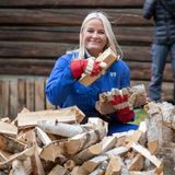 17. September 2019   Beim Besuch des Stadtmuseums von Lesja im Rahmen ihrer Reise durch die norwegische Provinz Oppland mussten Prinz Haakon und Prinzessin Mette-Marit ordentlich mit anpacken und Holz für den Winter sammeln.