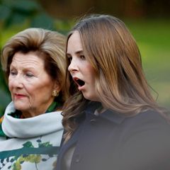 Noch etwas verschlafen erscheint Prinzessin Ingrid Alexandra von Norwegen in Begleitung von Oma Königin Sonja zu den Feierlichkeiten zur Fertigstellung des nach ihr benannten Skulpturenparks in Oslo. 