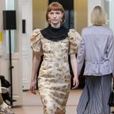 Bei der Fashionweek in Kopenhagen zeigt das Label By Malene Birger auf dem Catwalk das Kleid, in das sich Prinzessin Victoria wenig später verliebt hat. Wir finden: Der Prinzessin steht das Outfit deutlich besser als dem Model.