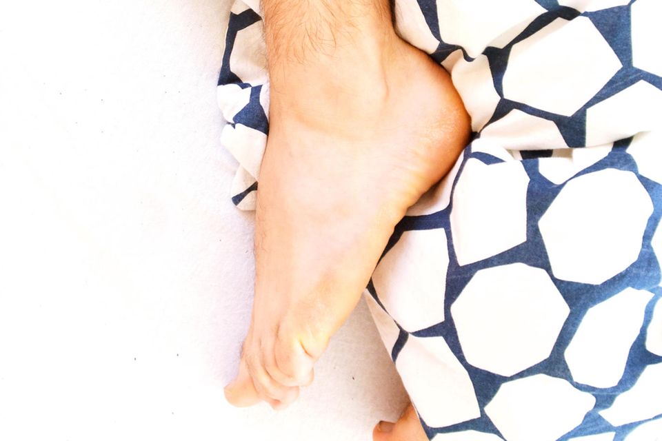 Diese 4 genialen Tricks helfen sofort: Schlaflosigkeit: Haben Sie schon mal versucht, einen Fuß aus dem Bett zu hängen? Schlaflosigkeit: Haben Sie schon mal versucht, einen Fuß aus dem Bett zu hängen?
