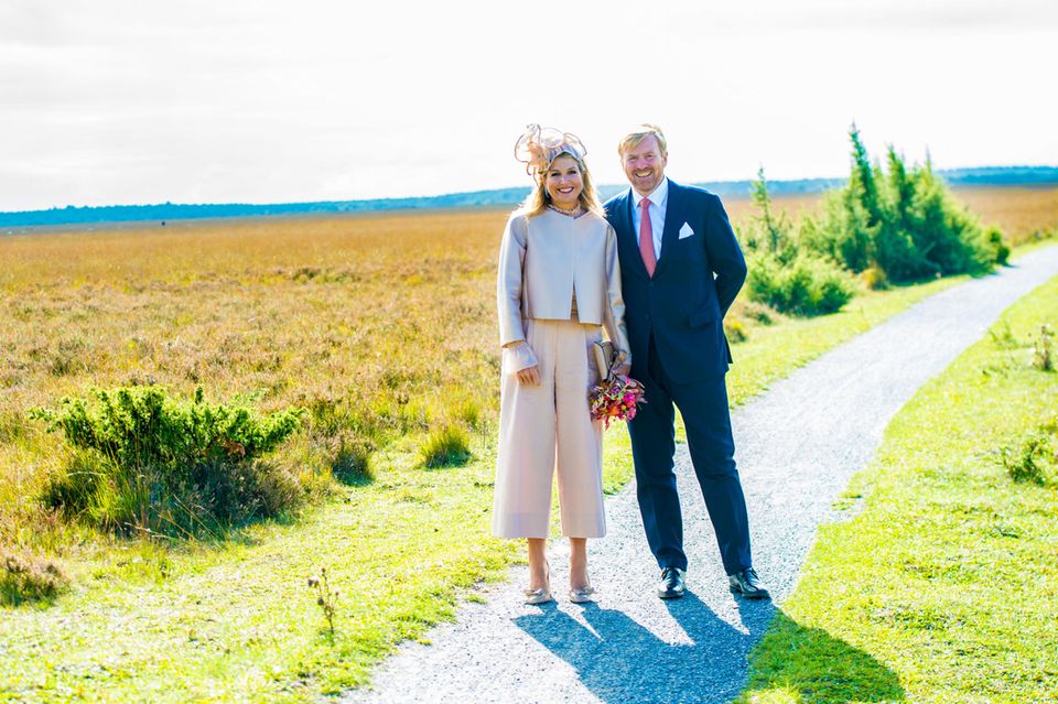 Im Nationalpark Dwingelderveld, einem Schutzgebiet mit dem größten Heide-Feuchtgebiet Westeuropas, können Königin Máxima und König Willem-Alexander kurz durchatmen. Im Nationalpark Dwingelderveld, einem Schutzgebiet mit dem größten Heide-Feuchtgebiet Westeuropas, können Königin Máxima und König Willem-Alexander kurz durchatmen.