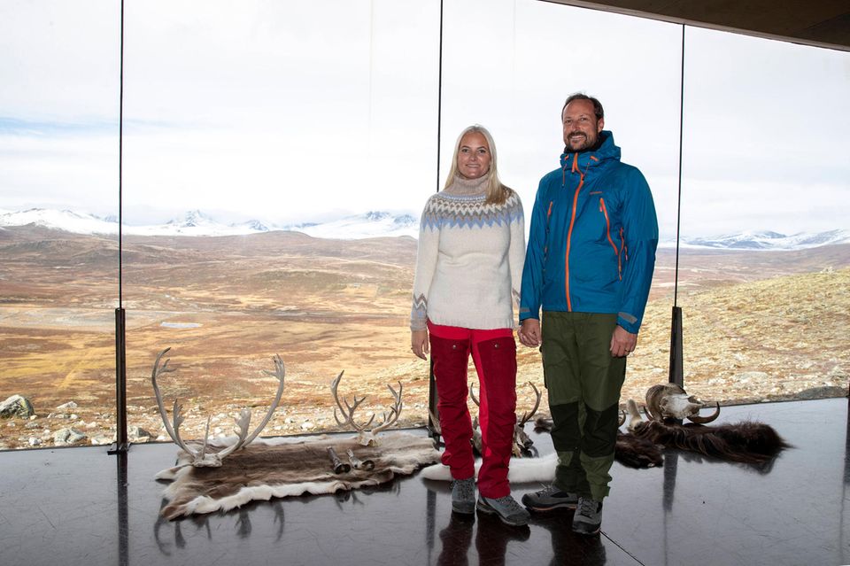 Drei Tage lang besuchen Prinzessin Mette-Marit und Prinz Haakon die Provinz Oppland. Am Aussichtspunkt Snøhetta posiert das Paar Hand in Hand vor atemberaubender Kulisse.
