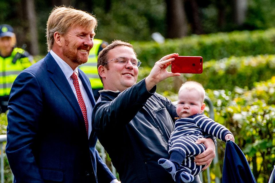 Auch für Selfies steht der König gerne bereit. Auch für Selfies steht der König gerne bereit.