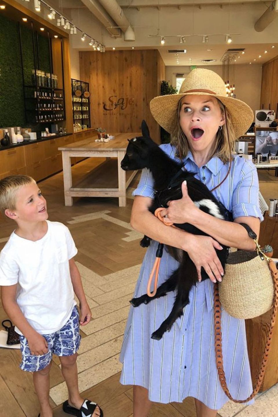 Nanu, wie ist denn diese kleine Ziege in die Arme von Reese Witherspoon gekommen? Egal, Mama und Sohn finden auf jeden Fall Gefallen an dem tierischen Freund.