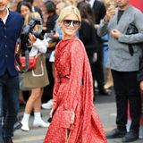 Caro Daur lässt sich vor der Show von Fendi noch von den Mailänder Fotografen ablichten.