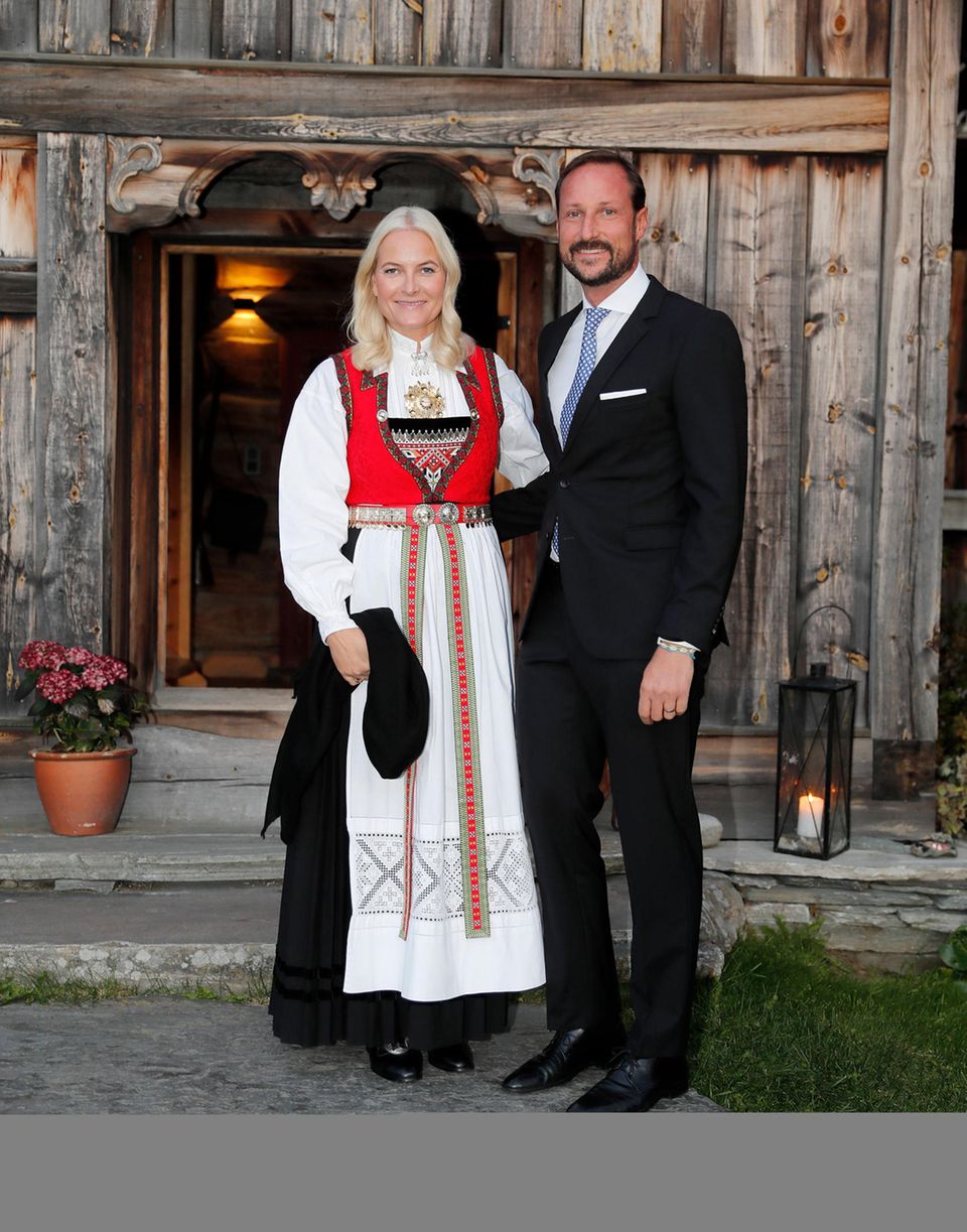Prinzessin Mette-Marit trägt zu diesem Anlass eine traditionelle Tracht. Prinzessin Mette-Marit trägt zu diesem Anlass eine traditionelle Tracht.