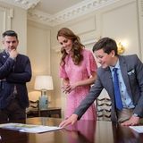Im Juni launchte Herzogin Catherine ein ganz besonderes Projekt: Zusammen mit der RHS (Royal Horticultural Society) hat sie einen Garten für Kinder designt. Mehrfach besuchte die Dreifach-Mama diesen in floralen Looks. Auch bei der Auslosung eines Gartenwettbewerbs zeigt sie sich in einem geblümten Kleid von L.K. Bennett, das schon seit 2015 in ihrem Besitz ist. Mit dem thematisch passenden Kleid beweist Kate wieder einmal, wie wichtig ihr dieses Projekt ist, und dass sie nicht nur mit ganzem Herzen, sondern auch modisch dahinter steht. 