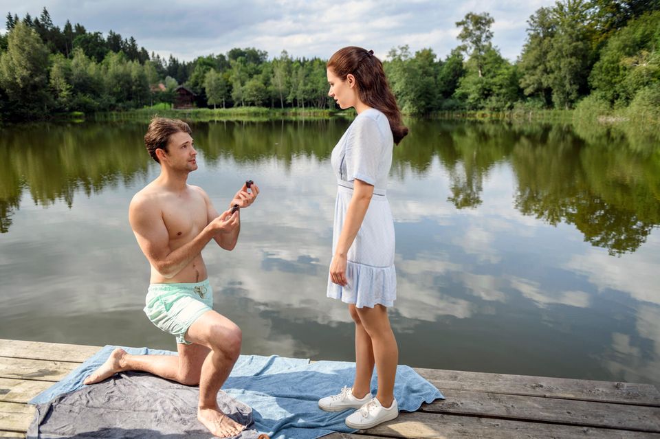 "Sturm der Liebe"-Vorschau: "Sturm der Liebe" am 23. Oktober 2019: Joshua (Julian Schneider, l.) macht Denise (Helen Barke, r.) einen romantischen Heiratsantrag am See. "Sturm der Liebe" am 23. Oktober 2019: Joshua (Julian Schneider, l.) macht Denise (Helen Barke, r.) einen romantischen Heiratsantrag am See.