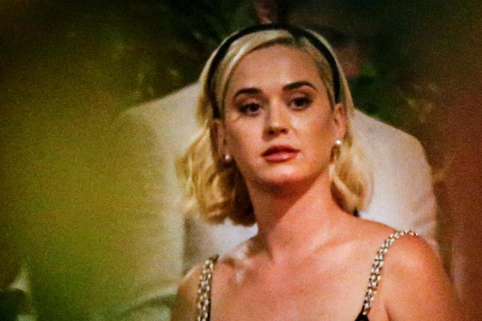 Hochzeit von Misha Nonoo : Katy Perry zeigt sich in einem Komplett-Look von Chanel. Der Jumpsuit stammt aus der aktuellen Frühjahr/Sommer-Kollektion. Katy Perry zeigt sich in einem Komplett-Look von Chanel. Der Jumpsuit stammt aus der aktuellen Frühjahr/Sommer-Kollektion.